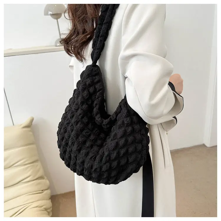 2023 New Fashion Shoulder Bag Black Pleated Clouds — feature 33