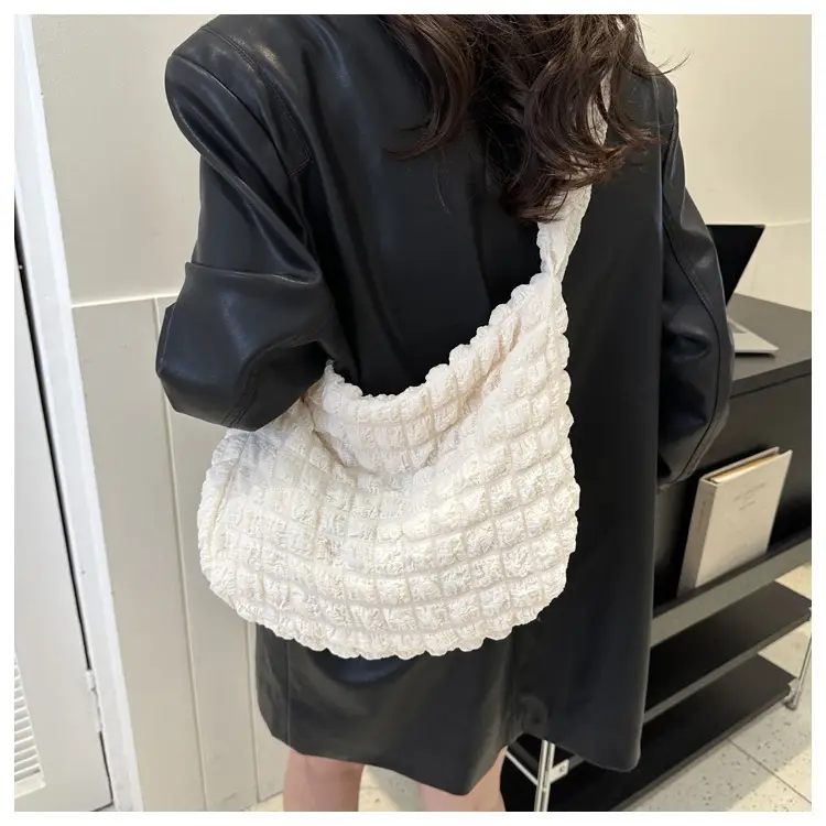 2023 New Fashion Shoulder Bag Black Pleated Clouds — feature 42