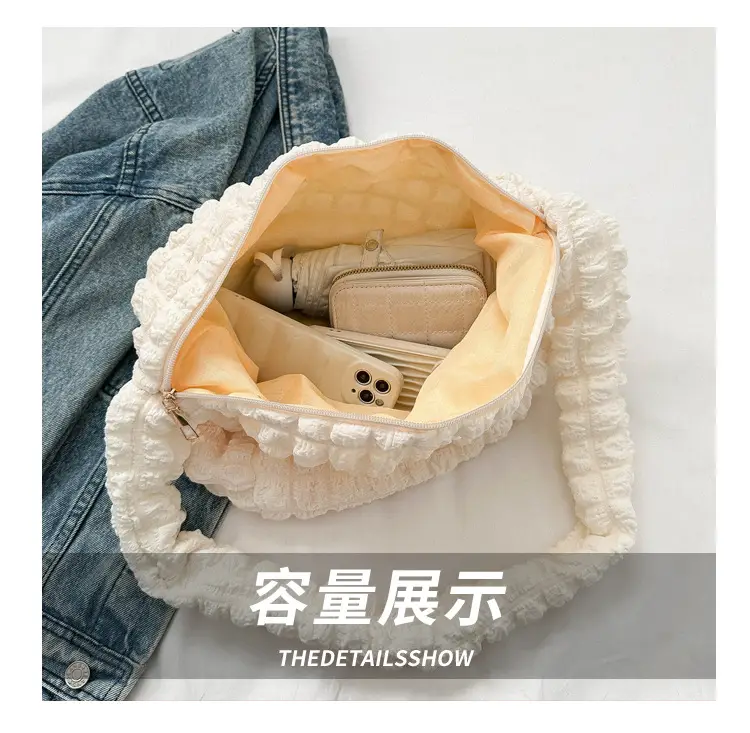 2023 New Fashion Shoulder Bag Black Pleated Clouds — feature 8