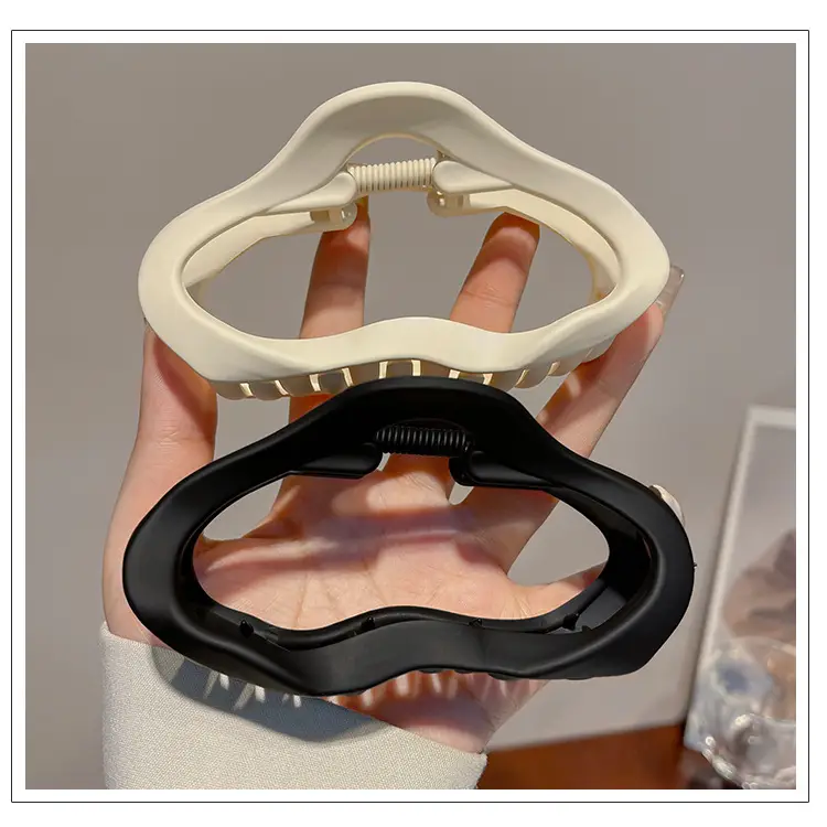 Simple Frosted Cloud Clip Large Female Hairpin Shark Clip — feature 5
