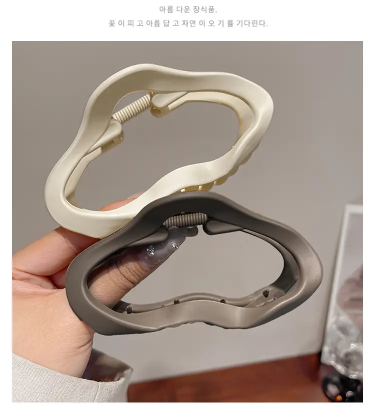 Simple Frosted Cloud Clip Large Female Hairpin Shark Clip — feature 6