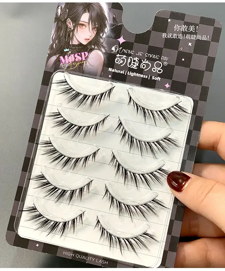False Eyelashes for Natural Look 15mm Curved — feature 2
