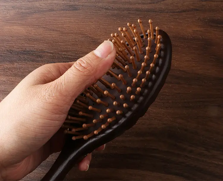 Golden Silk Sandalwood Carved Air Cushion Comb Large Oval — feature 11
