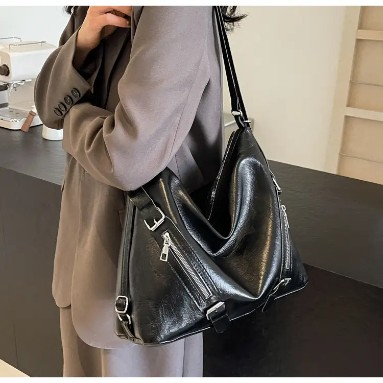 Black Large Capacity Shoulder Bag for Women 2024 — feature 15