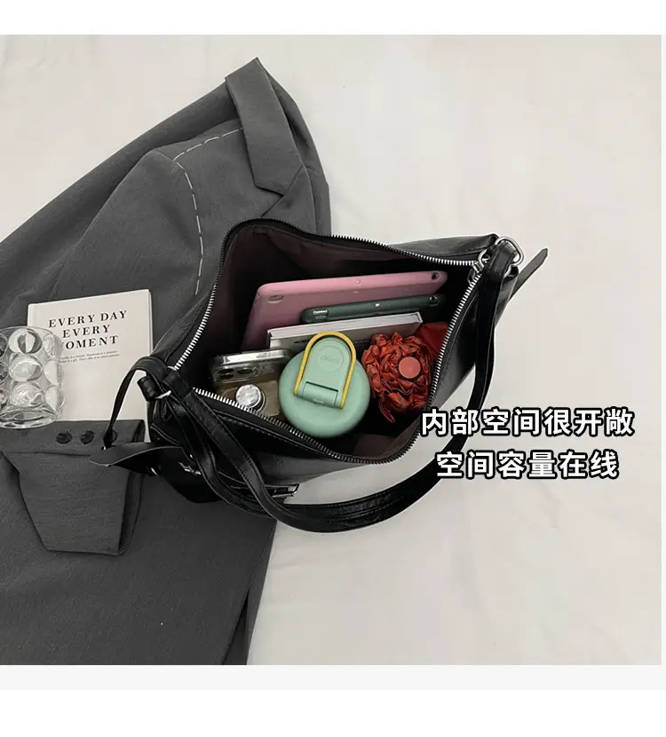 Black Large Capacity Shoulder Bag for Women 2024 — feature 7