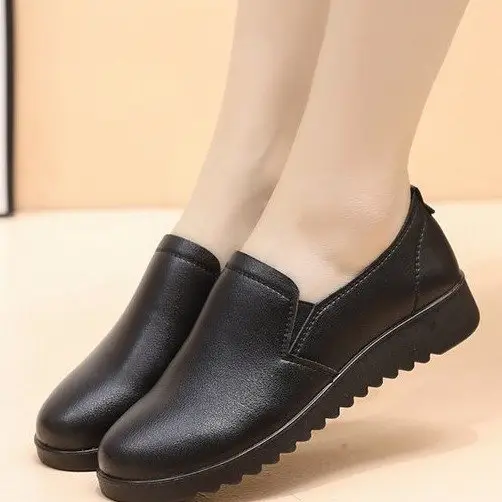 Non-slip waterproof oil-proof kitchen work shoes work shoes KFC Pizza Hut flat mother shoes soft bottom women's shoes - Image 4