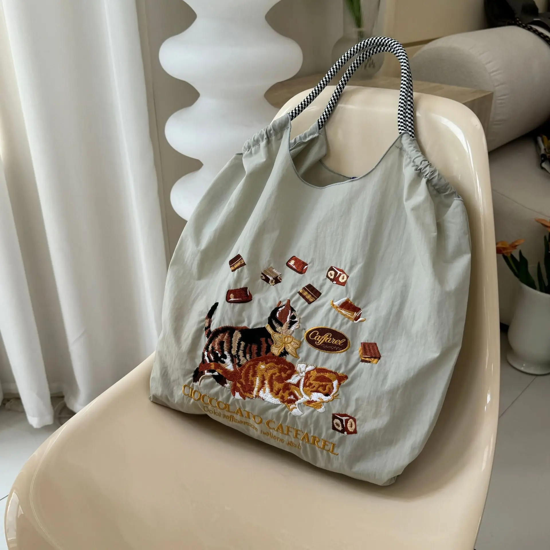 light gray Chocolate Cat]