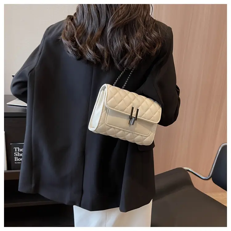 2023 Rhombus Chain Shoulder Messenger Bag Black — feature 15