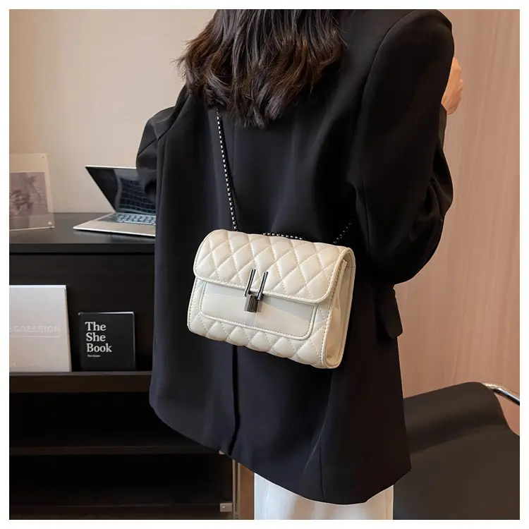 2023 Rhombus Chain Shoulder Messenger Bag Black — feature 16