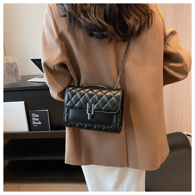 2023 Rhombus Chain Shoulder Messenger Bag Black — feature 18