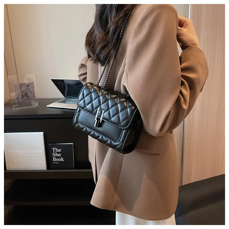 2023 Rhombus Chain Shoulder Messenger Bag Black — feature 19