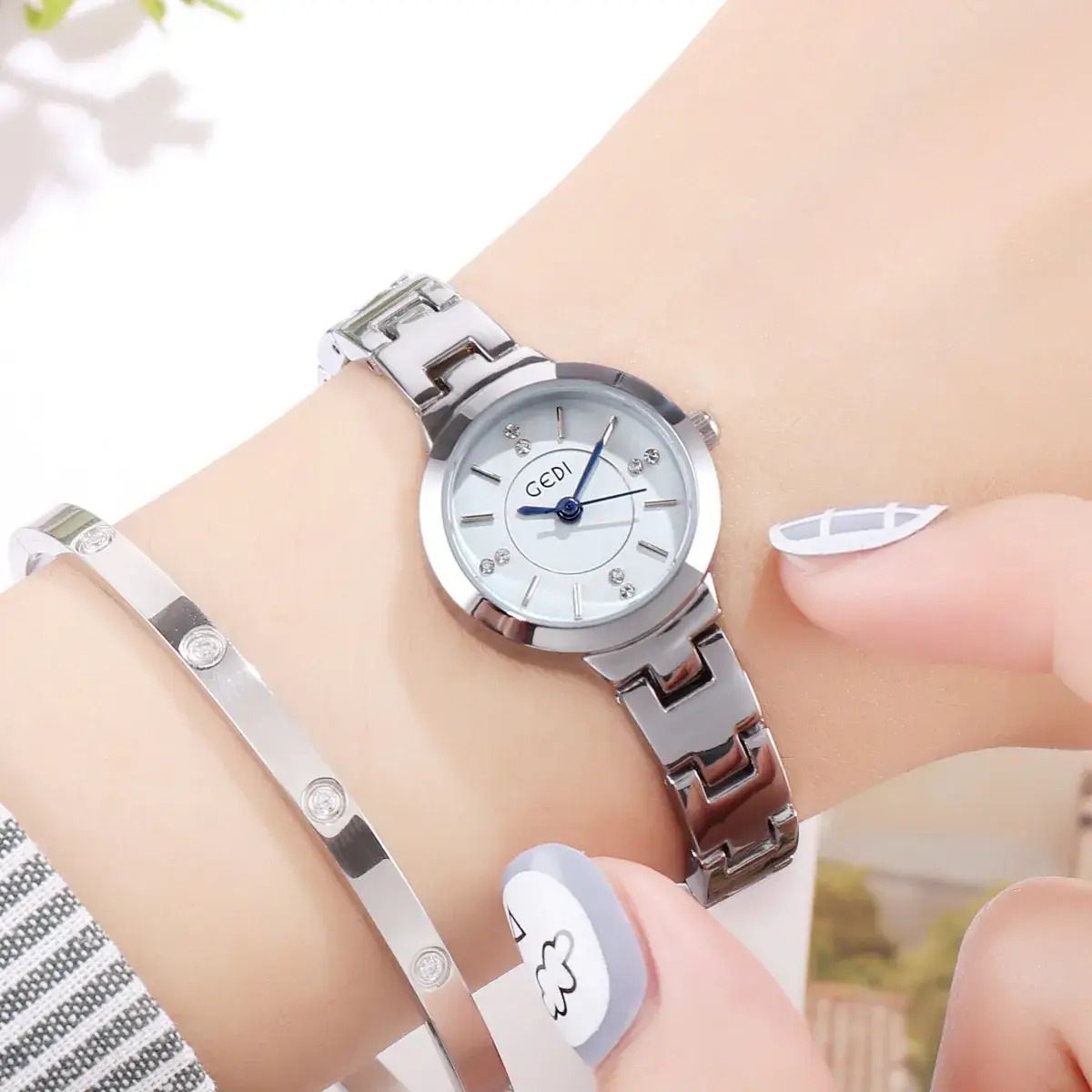 Women's Elegant Quartz Watch with Diamond-Embedded Bracelet