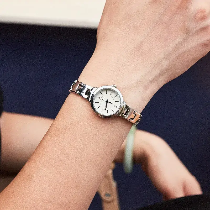 Women's Elegant Quartz Watch with Diamond-Embedded Bracelet