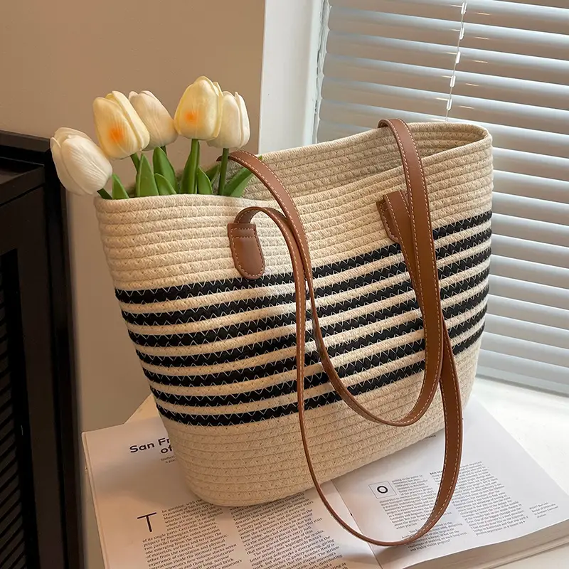 Women Woven Straw Shoulder Bag Large Capacity Textured Commuter Beach Bag - Image 2