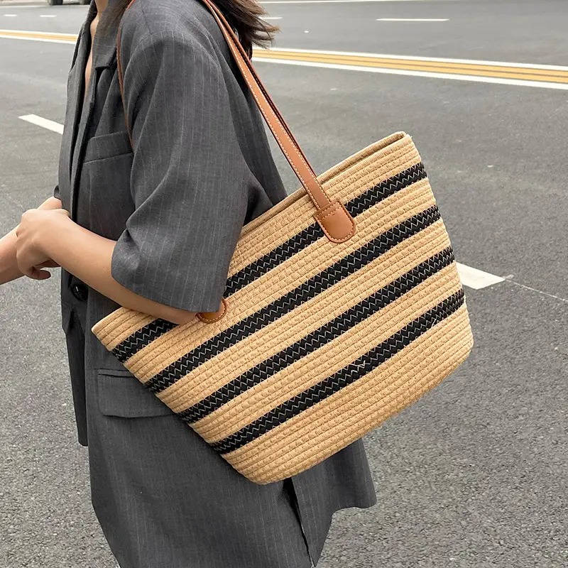 Women Woven Straw Shoulder Bag Large Capacity Textured Commuter Beach Bag - Image 3