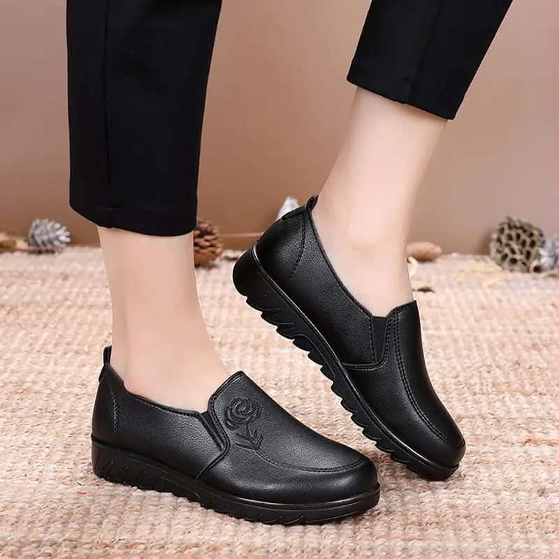 Spring middle-aged mom shoes single-layer shoes soft bottom middle-aged and elderly women's leather shoes flat non-slip old shoes comfortable milk shoes - Image 4