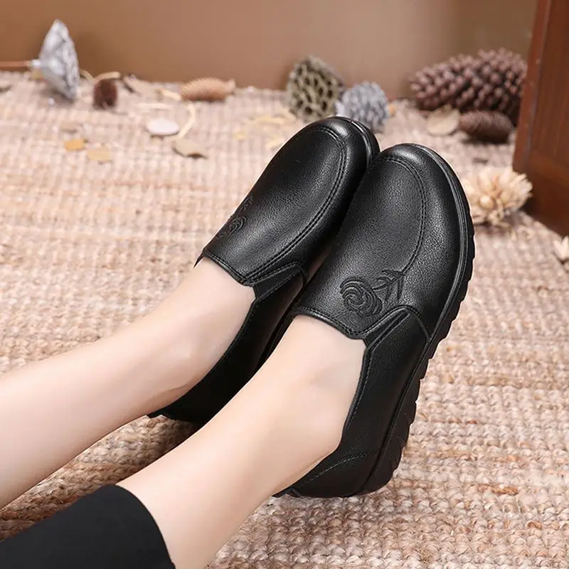 Spring middle-aged mom shoes single-layer shoes soft bottom middle-aged and elderly women's leather shoes flat non-slip old shoes comfortable milk shoes - Image 5