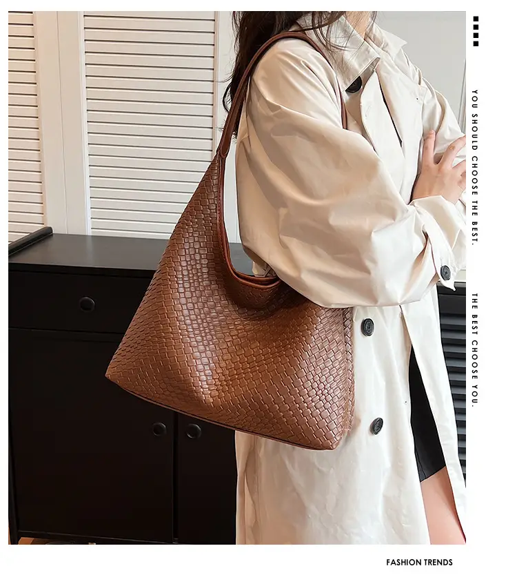 Western Style Large Capacity Woven Shoulder Bag 2024 — feature 2