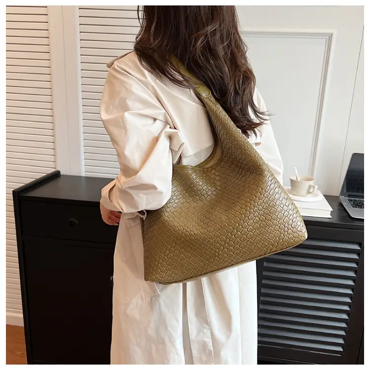 Western Style Large Capacity Woven Shoulder Bag 2024 — feature 21
