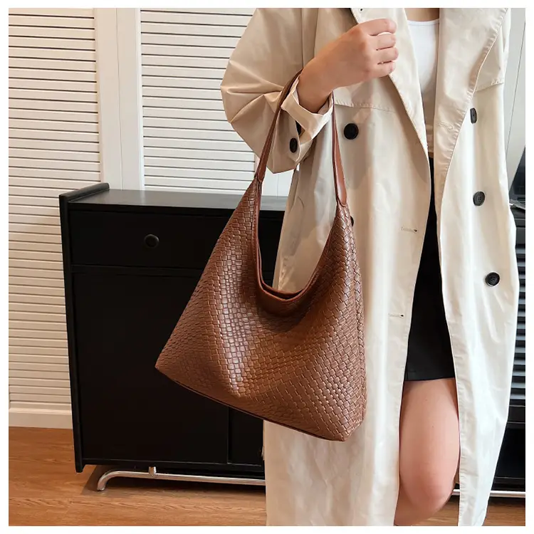 Western Style Large Capacity Woven Shoulder Bag 2024 — feature 22