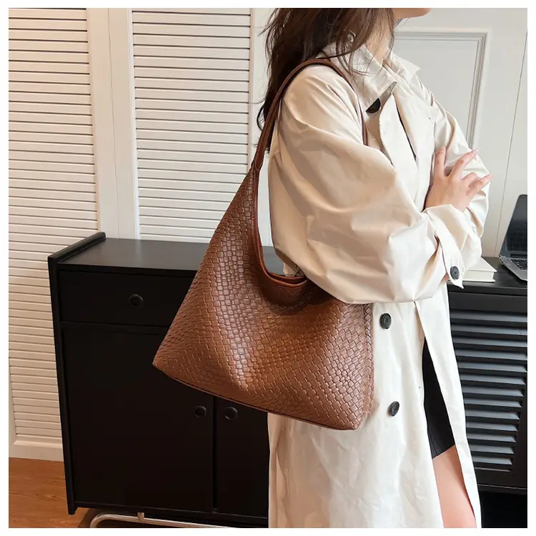 Western Style Large Capacity Woven Shoulder Bag 2024 — feature 23