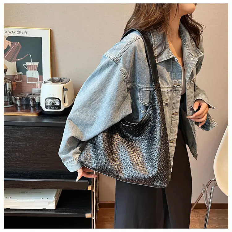 Western Style Large Capacity Woven Shoulder Bag 2024 — feature 32
