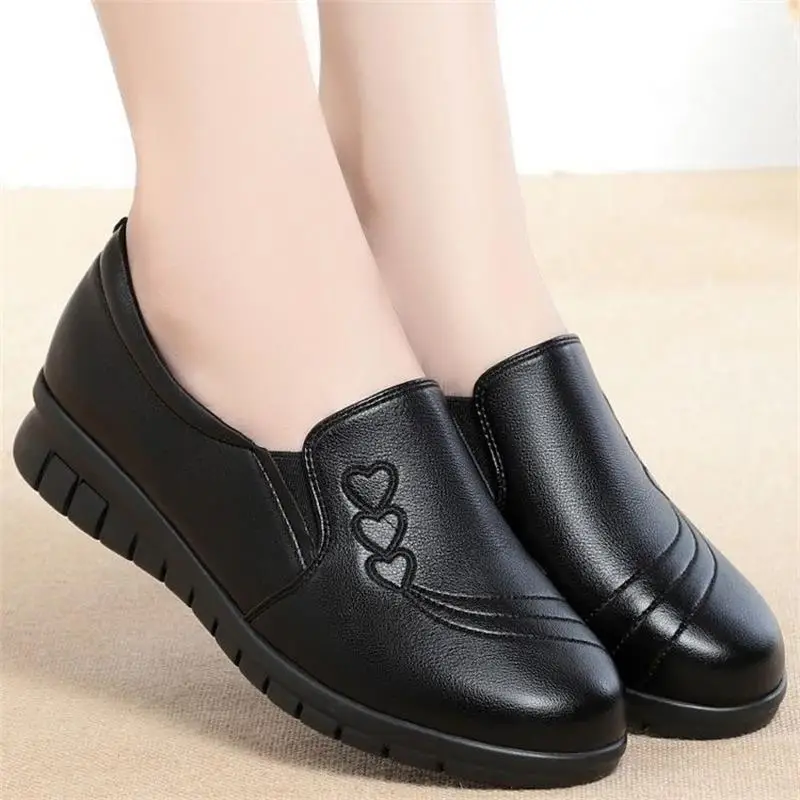 Non-slip work shoes women's black flat slip-on mom shoes kitchen work shoes waterproof shoes soft leather soft bottom women's shoes