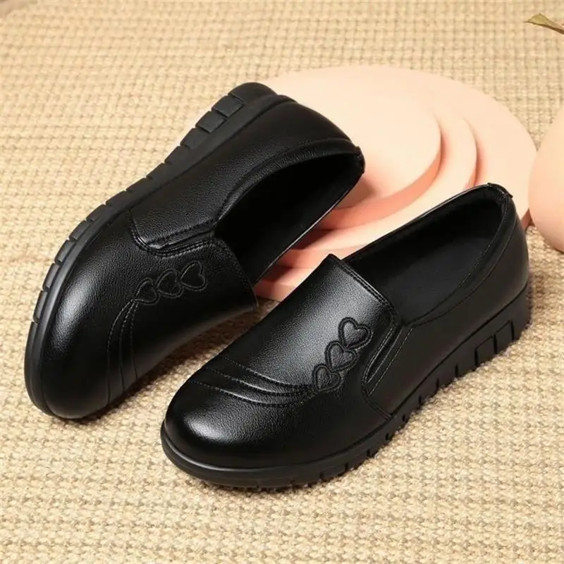 Non-slip work shoes women's black flat slip-on mom shoes kitchen work shoes waterproof shoes soft leather soft bottom women's shoes
