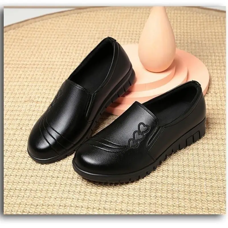 Non-slip work shoes women's black flat slip-on mom shoes kitchen work shoes waterproof shoes soft leather soft bottom women's shoes