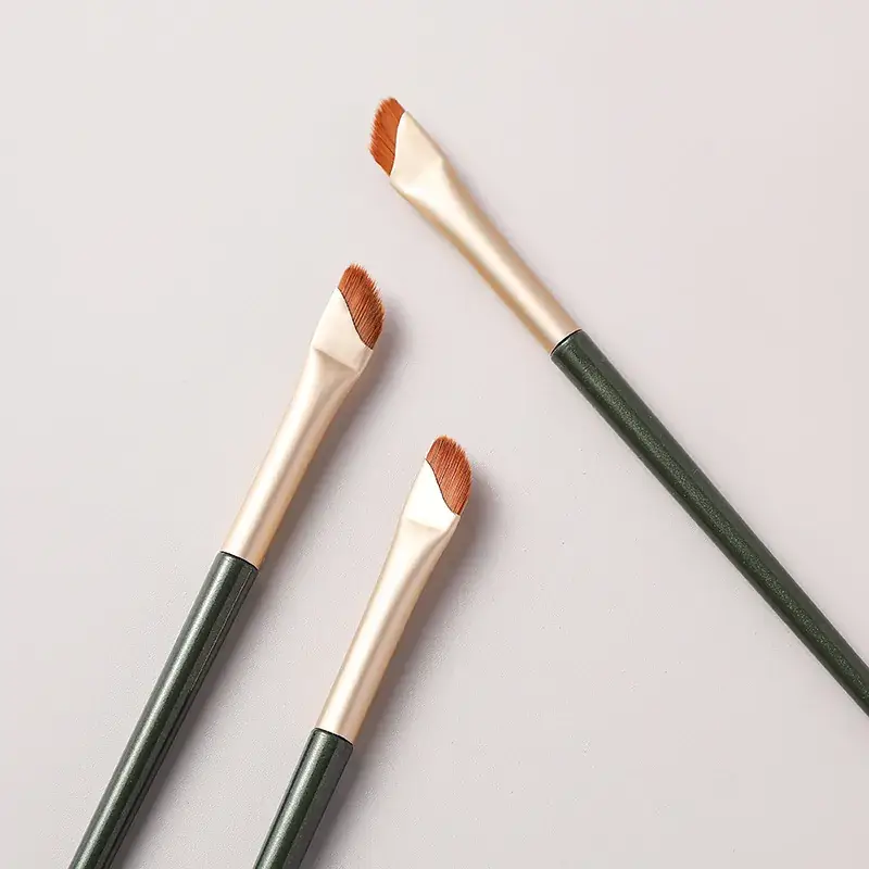 Sickle Eyeliner Brush for Oblique Eyebrows & Lining — feature 2