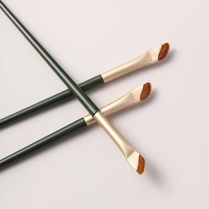 Sickle Eyeliner Brush for Oblique Eyebrows & Lining — feature 3
