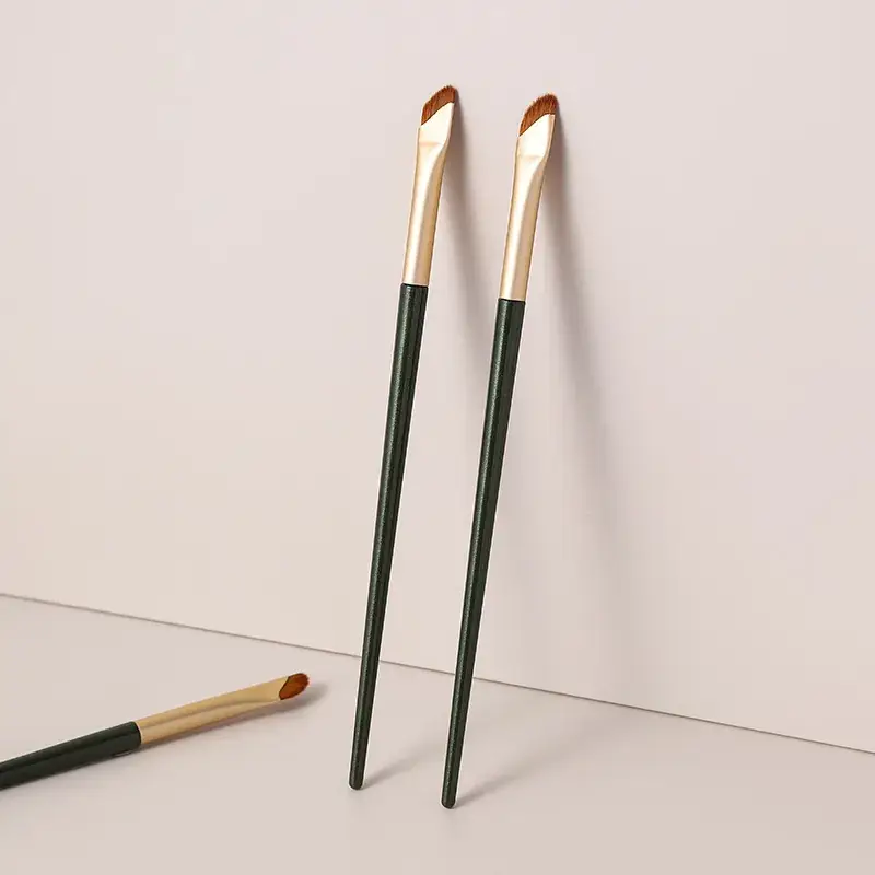 Sickle Eyeliner Brush for Oblique Eyebrows & Lining — feature 4