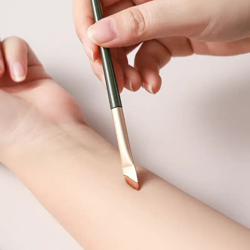 Sickle Eyeliner Brush for Oblique Eyebrows & Lining — feature 5