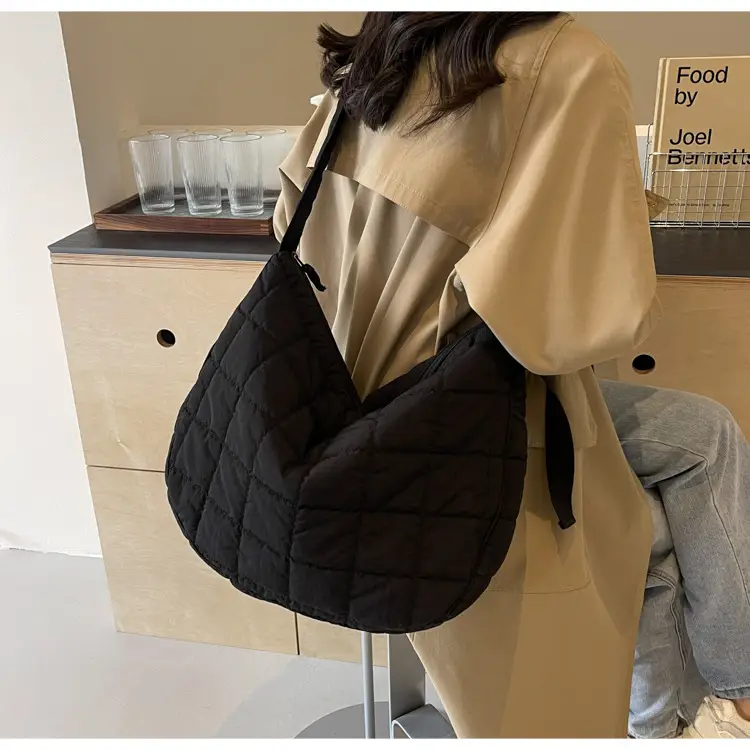 Black Rhombus Messenger Bag for Women Large Capacity — feature 21