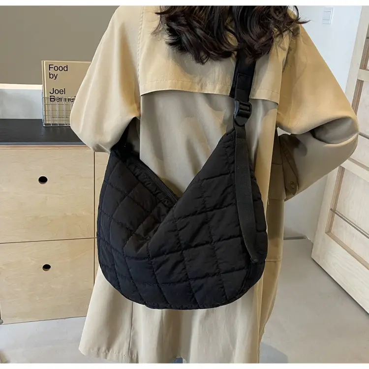 Black Rhombus Messenger Bag for Women Large Capacity — feature 22
