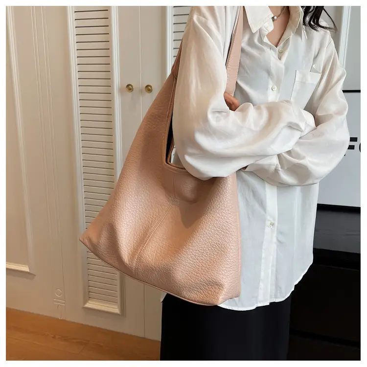 Women's Large Capacity Armpit Bag Brown Leather — feature 15
