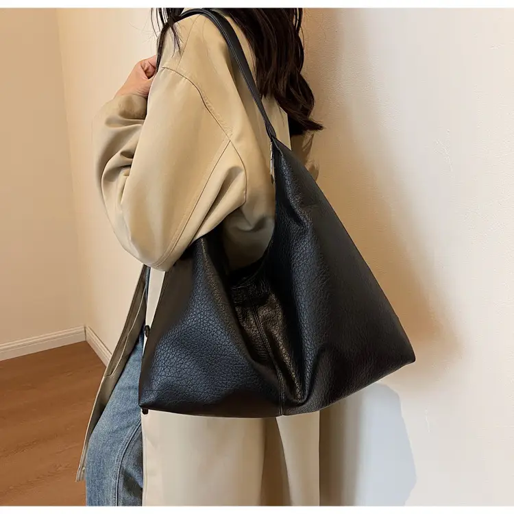 Black Large Capacity Women's Shoulder Bag 2026 — feature 24