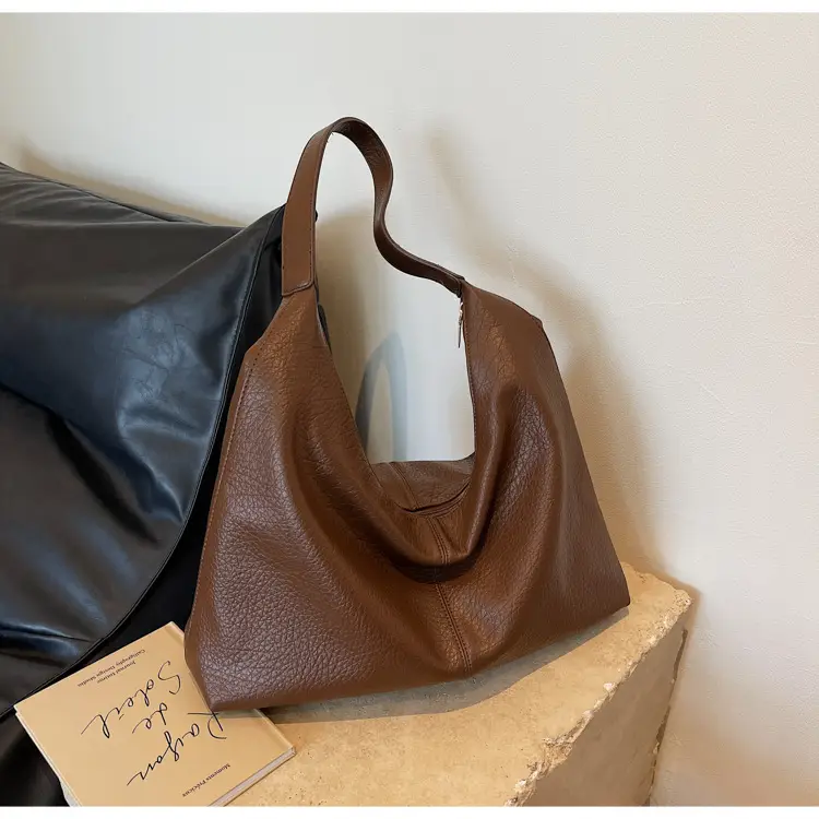 Black Large Capacity Women's Shoulder Bag 2026 — feature 33