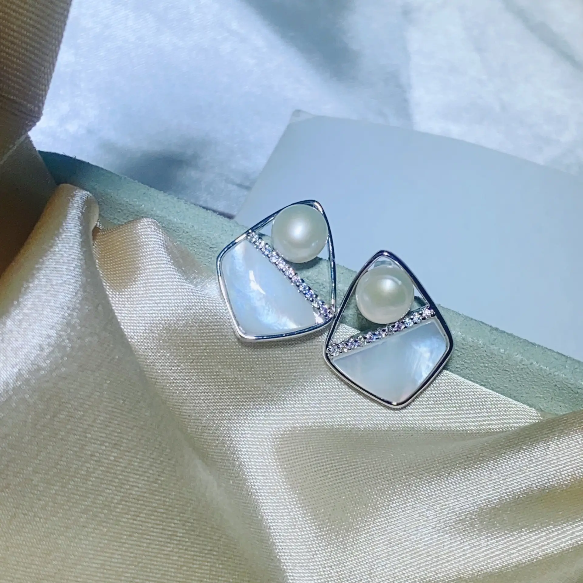 S925 Pearl Geometric Earrings Light Luxury Niche Design — feature 9