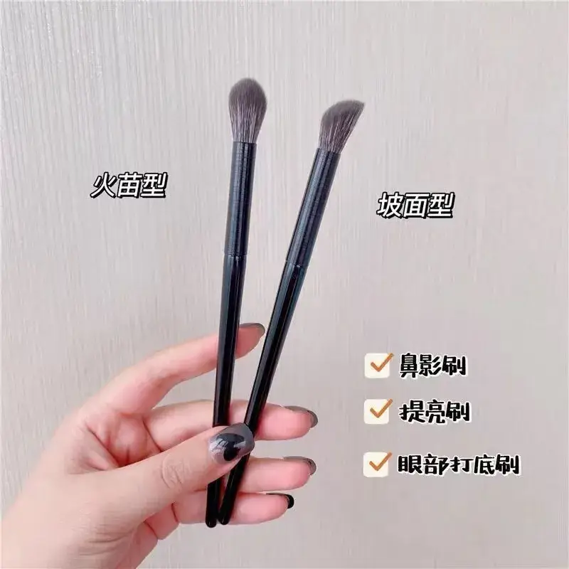 Finger Shadow Brush for Eyes Nose & Cheek Use — feature 35