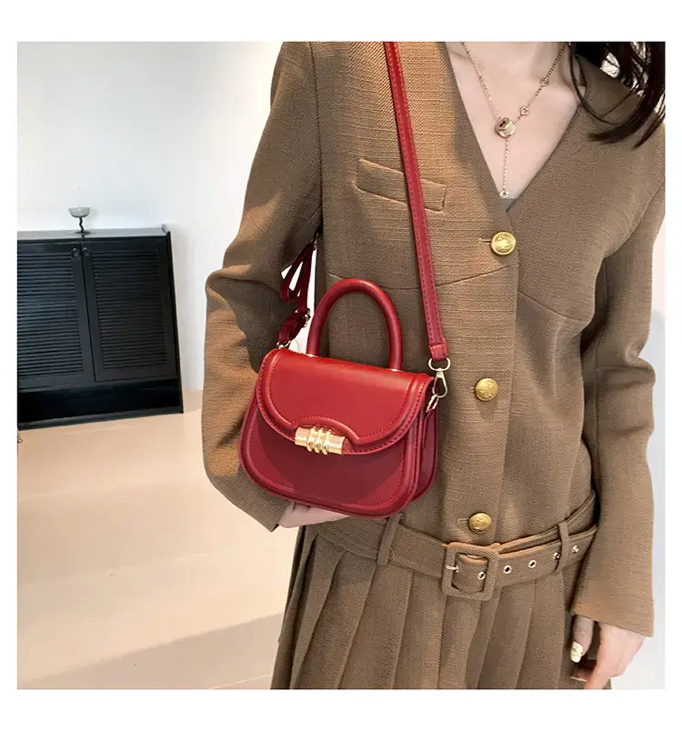 Brown Leather Shoulder Bag with Metal Clasp — feature 20