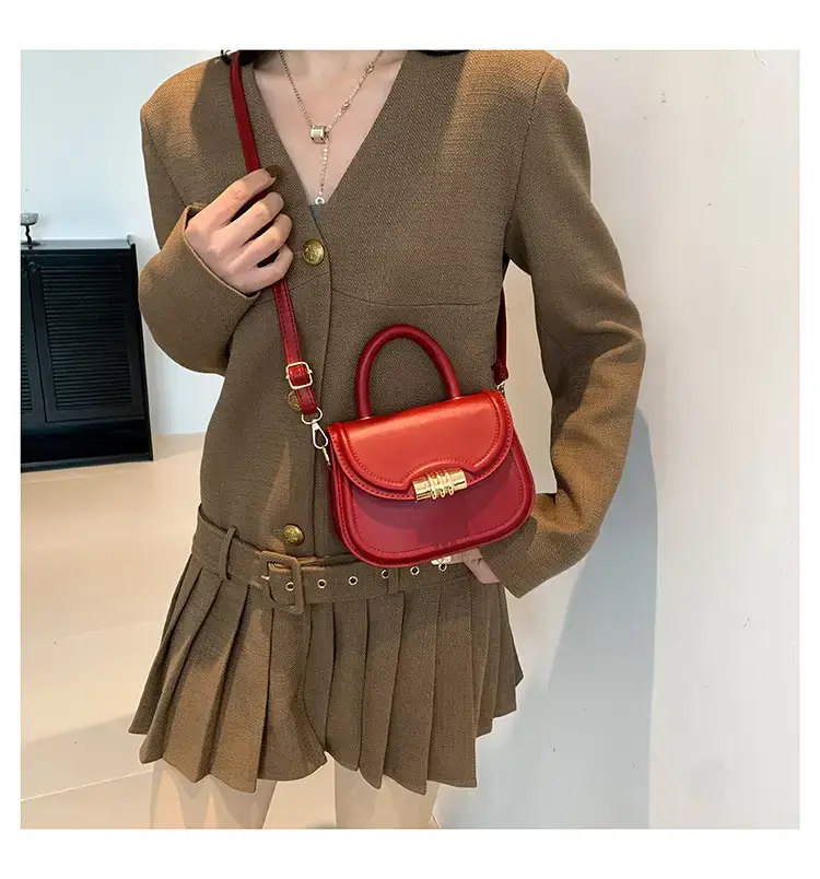 Brown Leather Shoulder Bag with Metal Clasp — feature 21