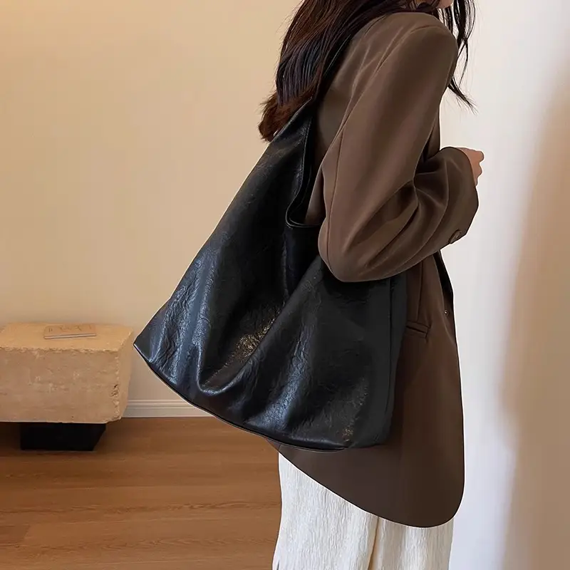Large Capacity Women's Shoulder Bag Textured Black Autumn Winter 2026 - Image 4