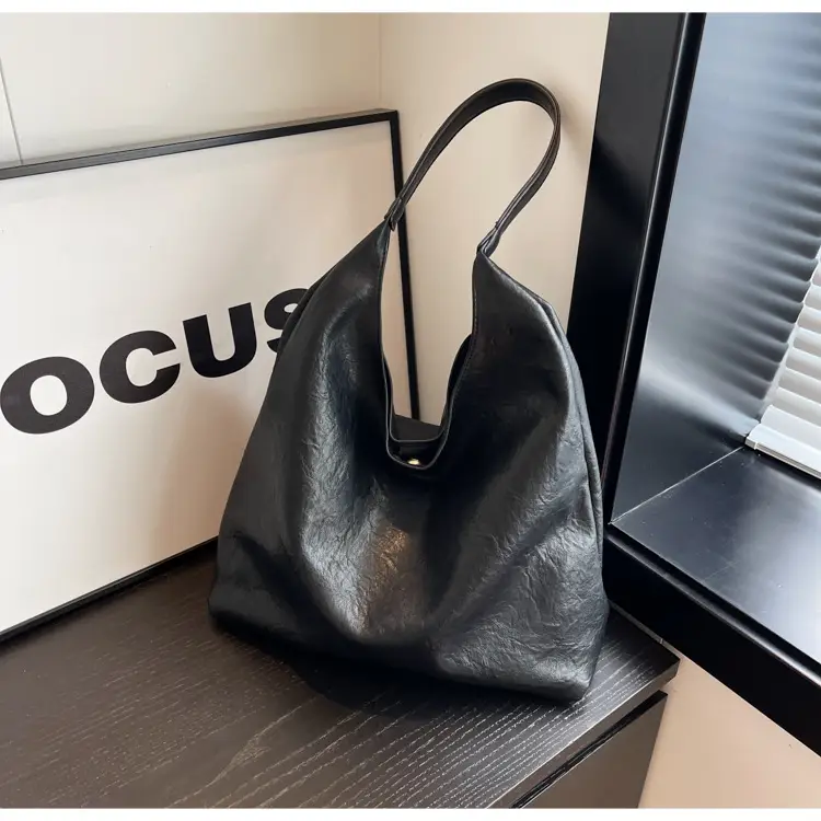 Large Capacity Women's Shoulder Bag Textured Black Autumn Winter 2026 — feature 15