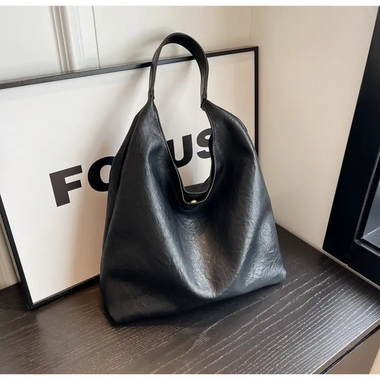 Large Capacity Women's Shoulder Bag Textured Black Autumn Winter 2026 — feature 16