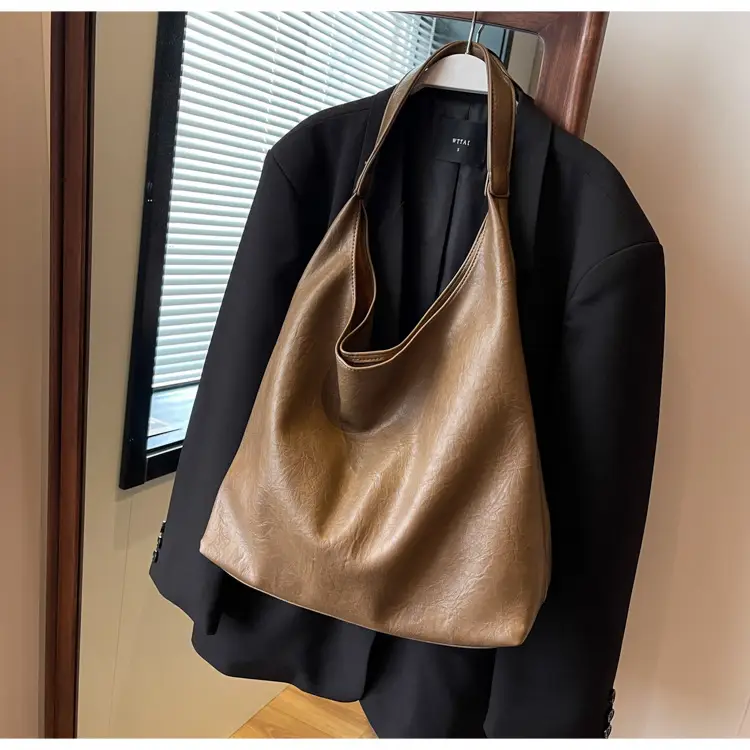 Large Capacity Women's Shoulder Bag Textured Black Autumn Winter 2026 — feature 18