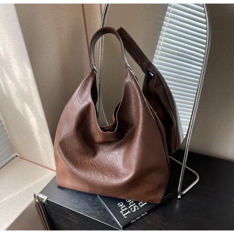 Large Capacity Women's Shoulder Bag Textured Black Autumn Winter 2026 — feature 19