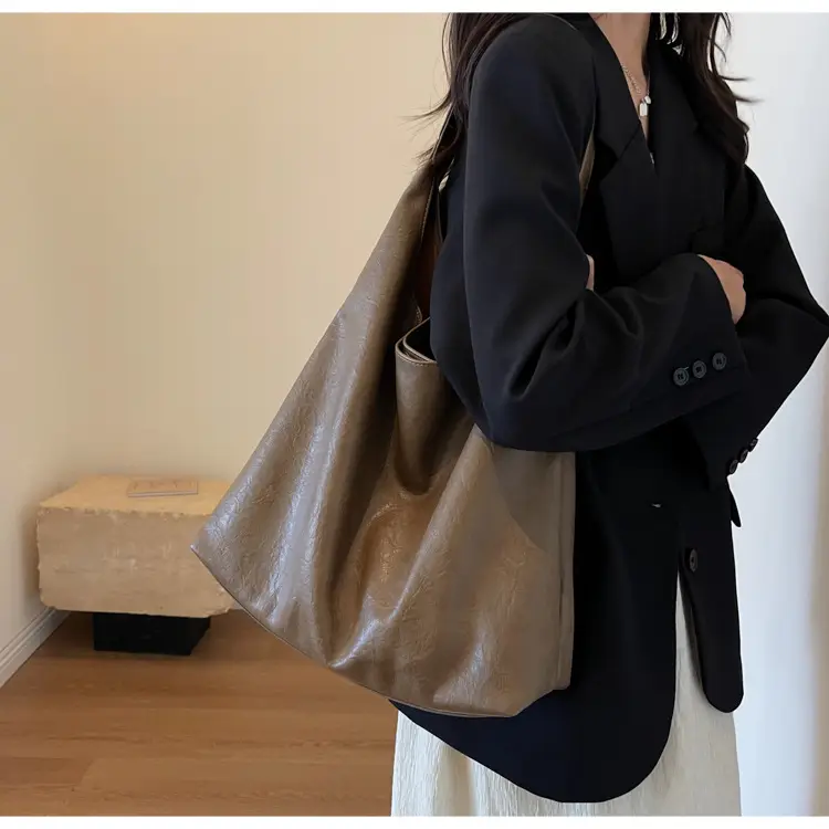 Large Capacity Women's Shoulder Bag Textured Black Autumn Winter 2026 — feature 23