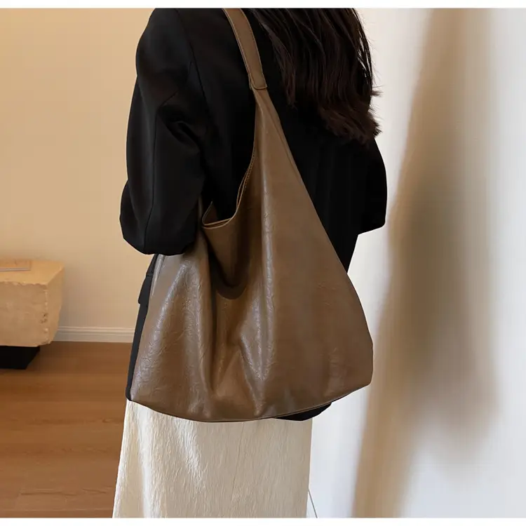 Large Capacity Women's Shoulder Bag Textured Black Autumn Winter 2026 — feature 24