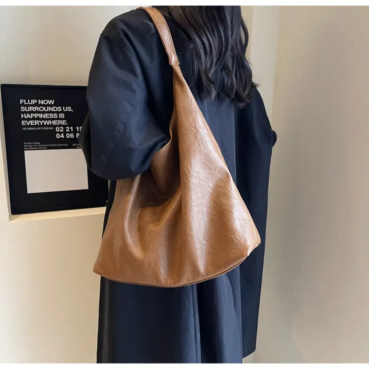 Large Capacity Women's Shoulder Bag Textured Black Autumn Winter 2026 — feature 26